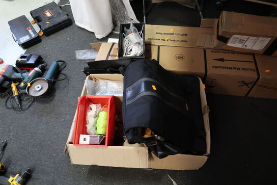 Kuffert samt kasse med div. Varelager