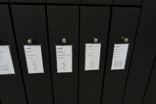 Udstillingsdisplay med div. Vareprøver og varelager