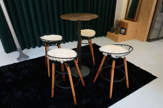 4 stk. barstole med barbord