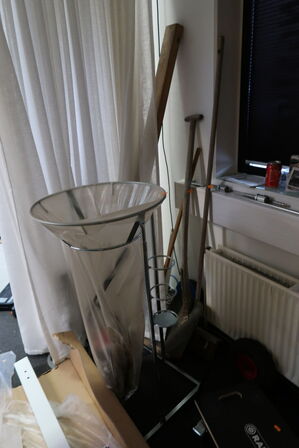 Skraldespand, haveredskaber samt murerspande m.m.