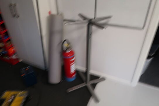 Skraldespand, kasse, whiteboard, bordstel