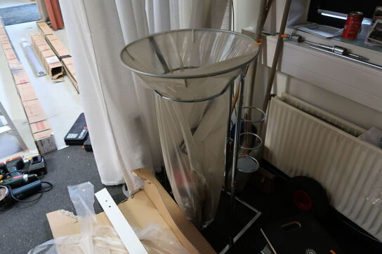 Skraldespand, haveredskaber samt murerspande m.m.