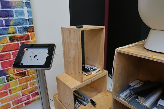 Div. Reoler/kasser med indhold (lampe medfølger ikke)