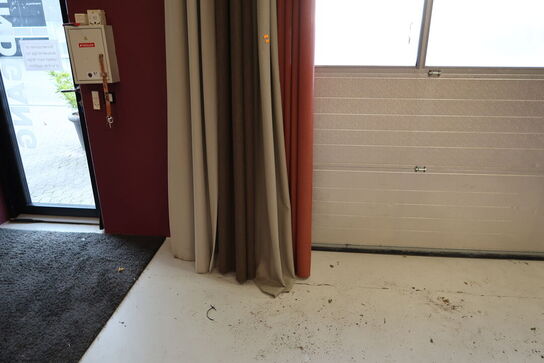 Afskærmning/gardiner på stang (hænger meget højt oppe under loftet)