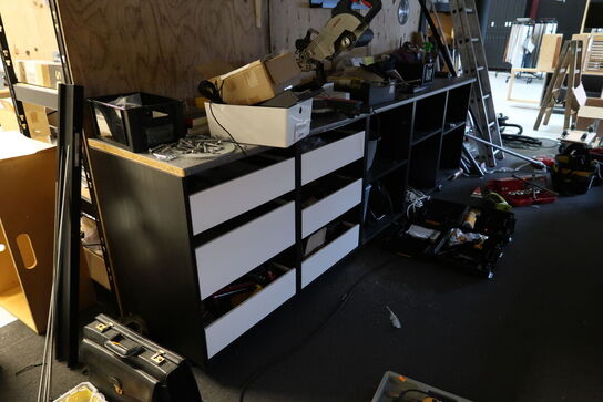 Arbejdsbord med skuffer med indhold (maskiner medfølger ikke)