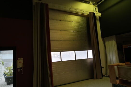 Afskærmning/gardiner på stang (hænger meget højt oppe under loftet)