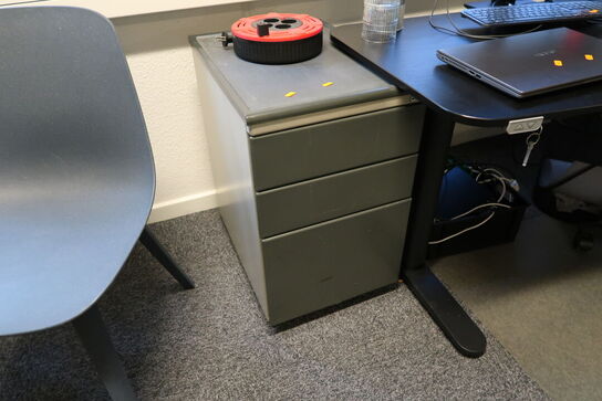 El. hæve/sænke skrivebord uden indhold med kontorstol og skuffemodul