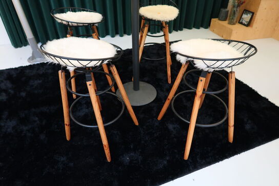 4 stk. barstole med barbord
