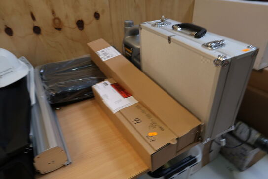 Div. Varelager, vareprøver, bord, skuffemoduler m.m.