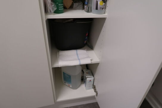 Garderobeskab med indhold (lamper medfølger ikke)