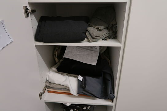 Garderobeskab med indhold