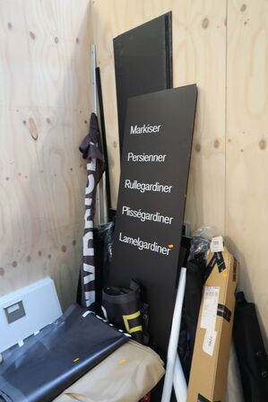 Div. Varelager, vareprøver, bord, skuffemoduler m.m.