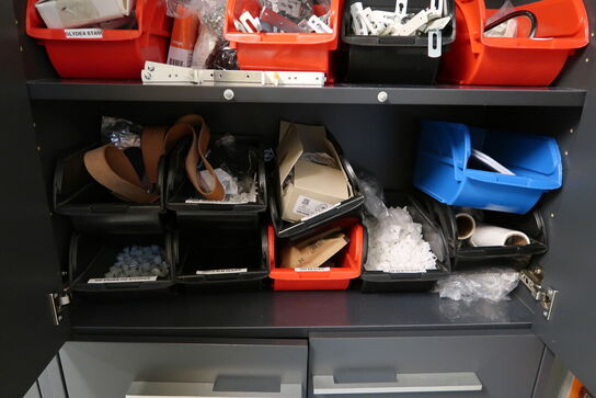 Skab med div. Reservedele