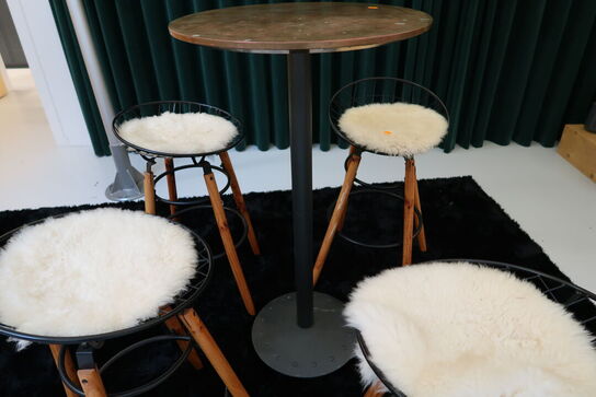 4 stk. barstole med barbord