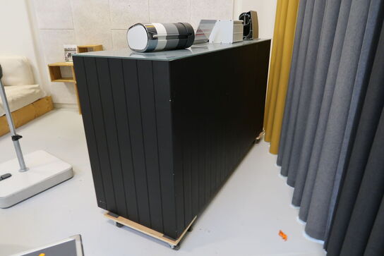 Reol med afskærmning uden indhold