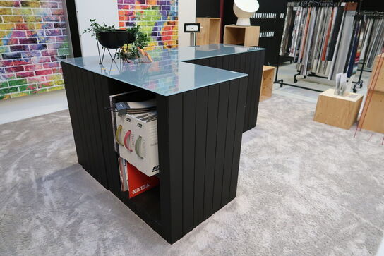 2 stk. skabe/reoler med indhold