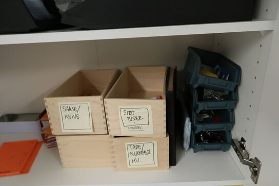 3 stk. vægskabe samt div. Whiteboards