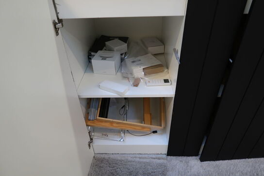 2 stk. skabe/reoler med indhold