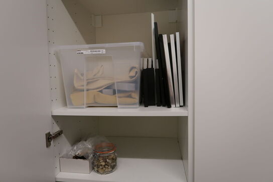 Garderobeskab med indhold