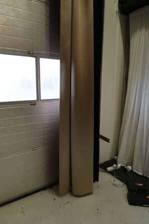 Afskærmning/gardiner på stang (hænger meget højt oppe under loftet)