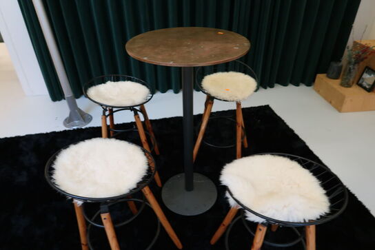 4 stk. barstole med barbord