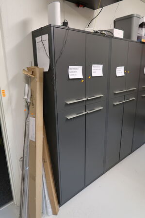 Skab med div. Reservedele