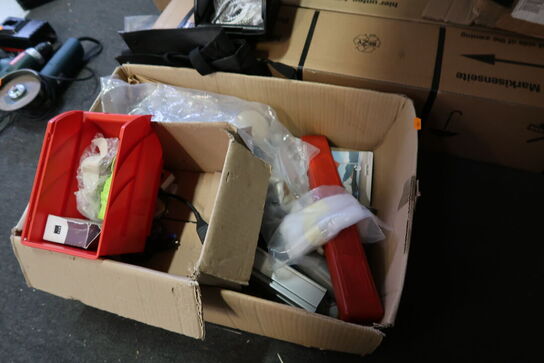 Kuffert samt kasse med div. Varelager