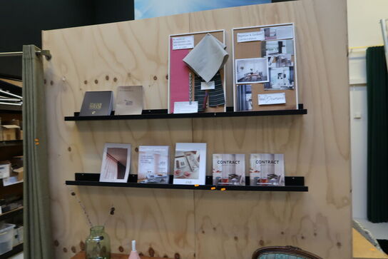 2 stk. væghylder med indhold