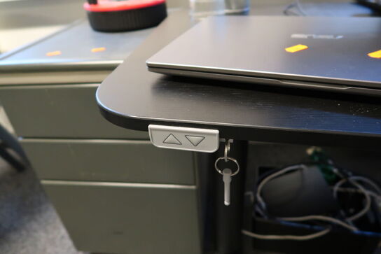 El. hæve/sænke skrivebord uden indhold med kontorstol og skuffemodul