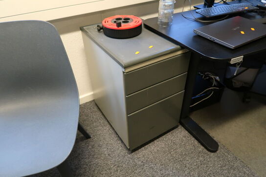 El. hæve/sænke skrivebord uden indhold med kontorstol og skuffemodul