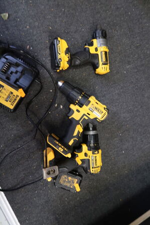 3 stk. akku håndværktøj DEWALT med 2 stk. batterier og lader