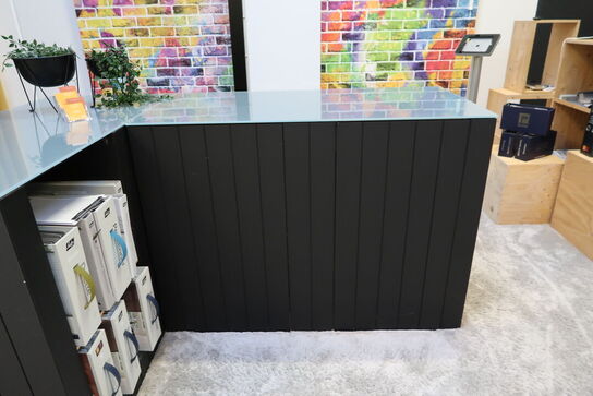 2 stk. skabe/reoler med indhold