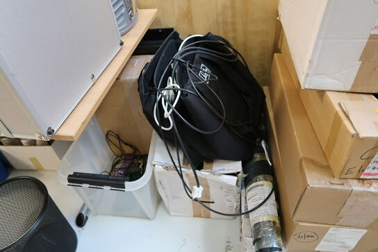 Div. Varelager, vareprøver, bord, skuffemoduler m.m.