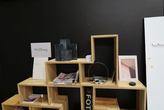 6 stk. træreoler med indhold samt plade