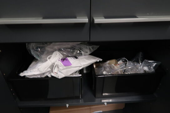 Skab med div. Reservedele