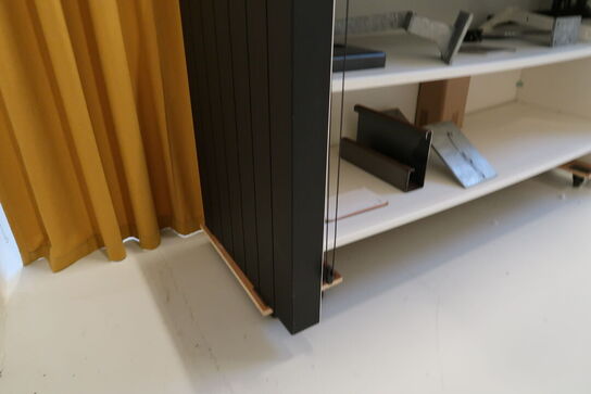 Reol med afskærmning uden indhold