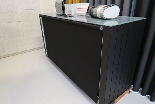 Reol med afskærmning uden indhold