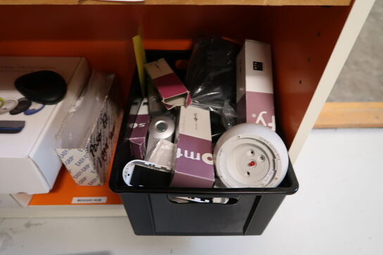 Reol med div. Reservedele