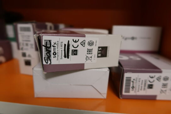 Reol med div. Reservedele