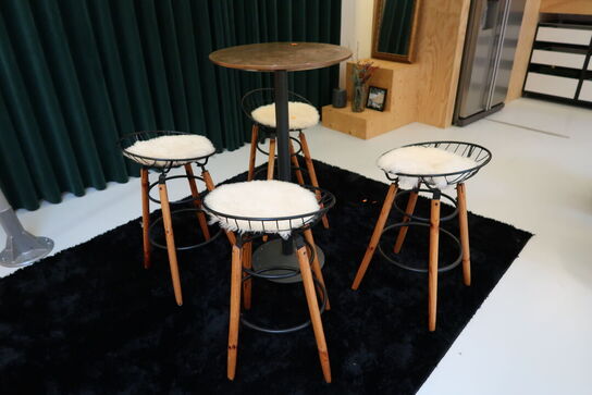 4 stk. barstole med barbord