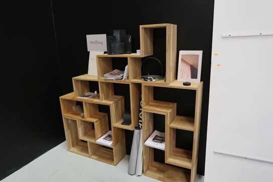 6 stk. træreoler med indhold samt plade