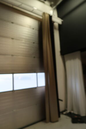 Afskærmning/gardiner på stang (hænger meget højt oppe under loftet)