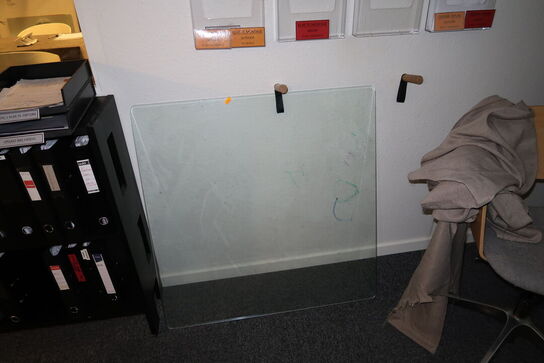 Stol, glastavle, brochureholder samt reol