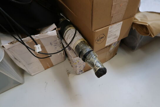 Div. Varelager, vareprøver, bord, skuffemoduler m.m.