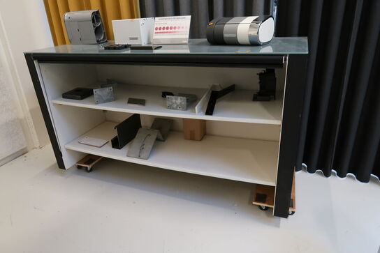 Reol med afskærmning uden indhold