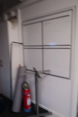 Skraldespand, kasse, whiteboard, bordstel