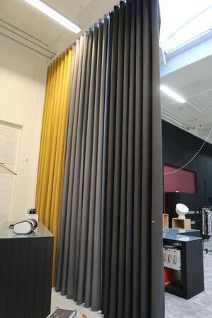 Afskærmning/gardiner på stang (hænger meget højt oppe under loftet)