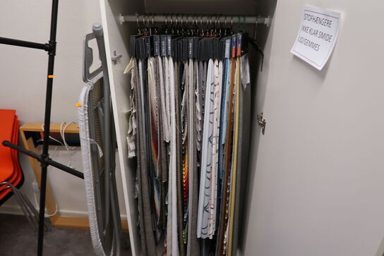 Garderobeskab med indhold (lamper medfølger ikke)