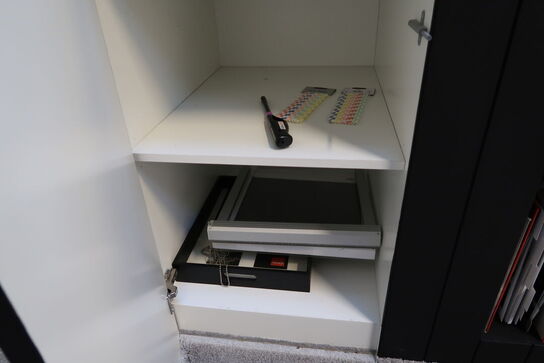 2 stk. skabe/reoler med indhold