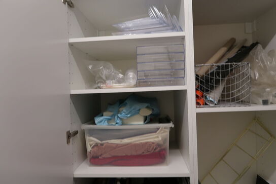 Garderobeskab med indhold